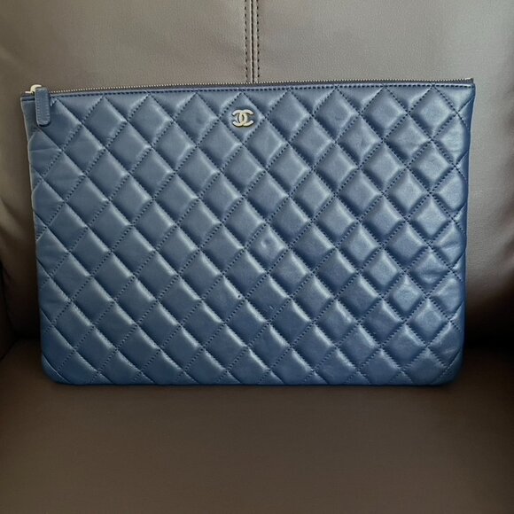 CHANEL Large O Case Clutch Laptop Portfolio in Blue Lambskin - Picture 8 of 15
